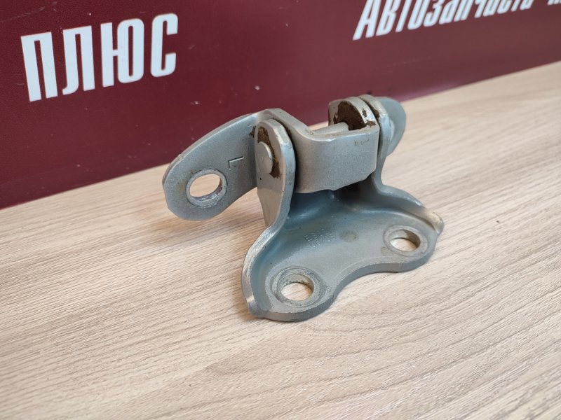 Петля двери