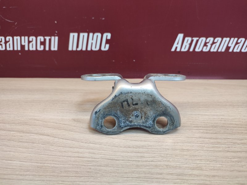 Петля двери