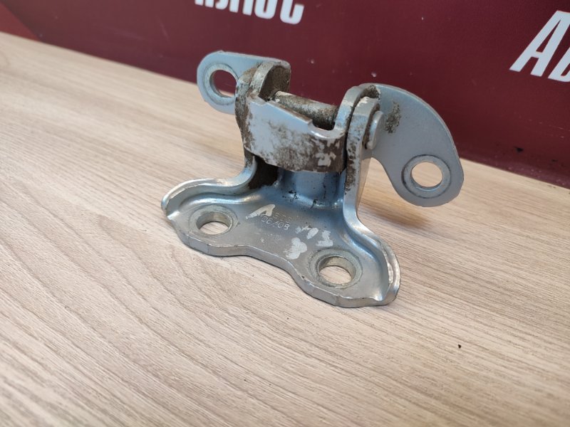 Петля двери