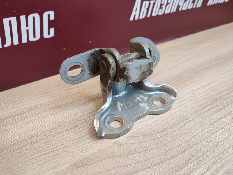 Петля двери