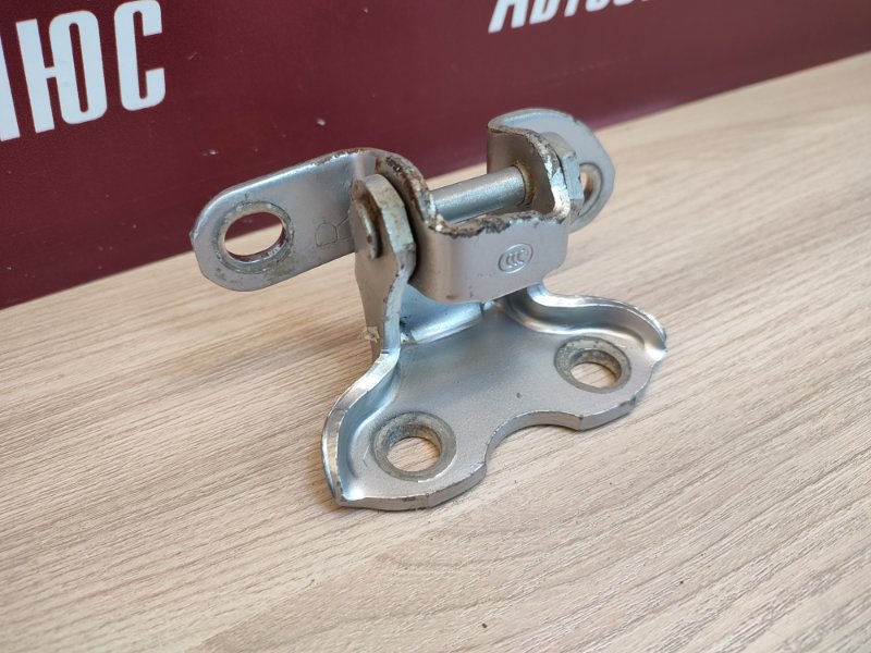 Петля двери