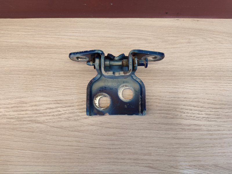 Петля двери