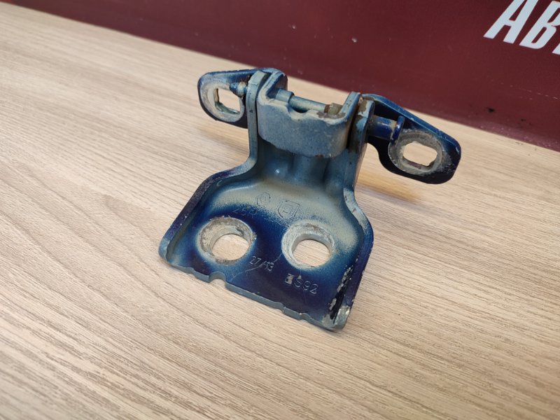 Петля двери