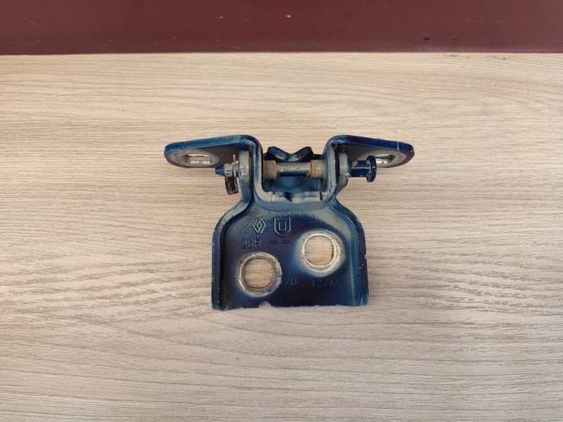 Петля двери