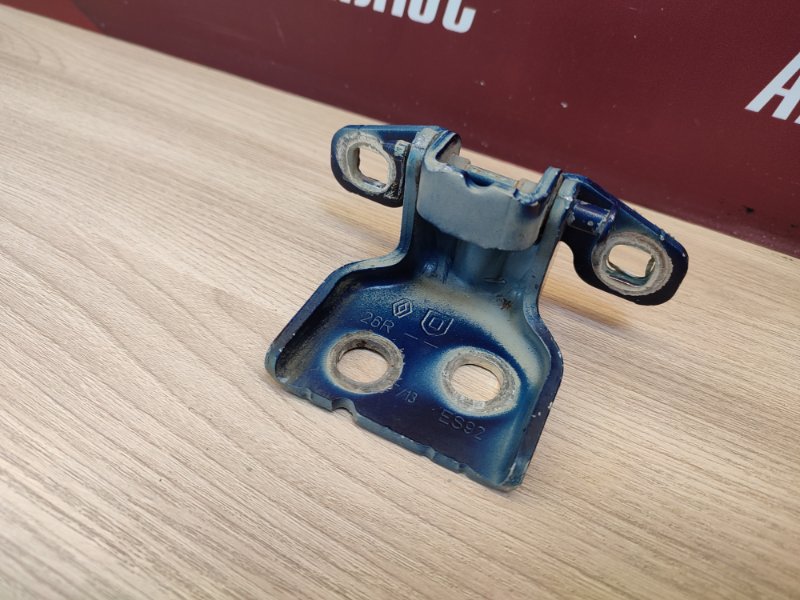 Петля двери