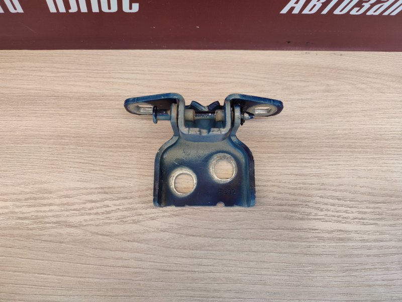 Петля двери