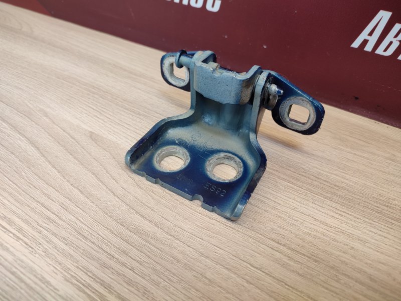 Петля двери