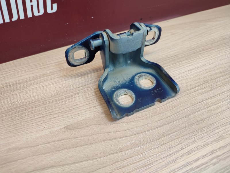 Петля двери