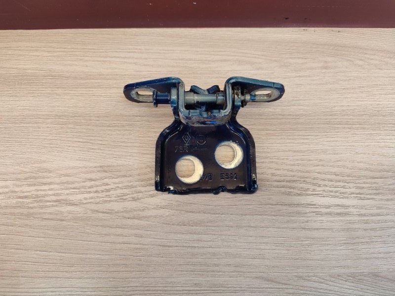 Петля двери