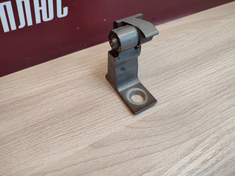 Петля двери