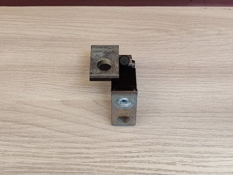 Петля двери