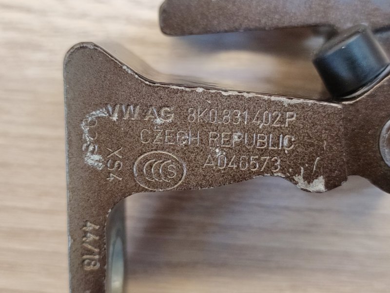 Петля двери