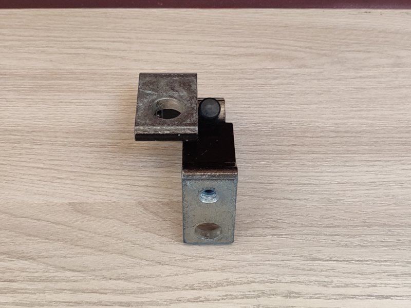 Петля двери