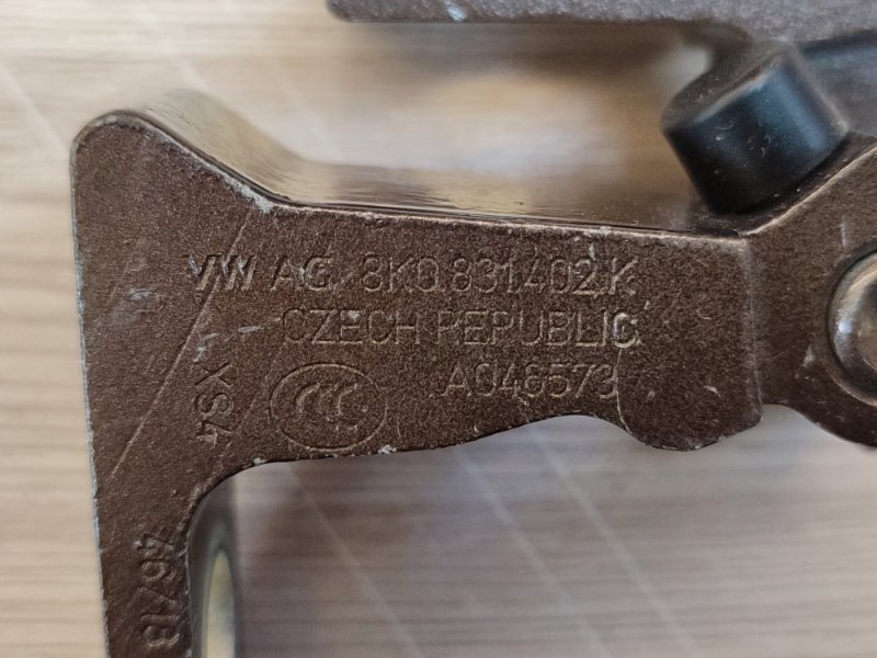 Петля двери