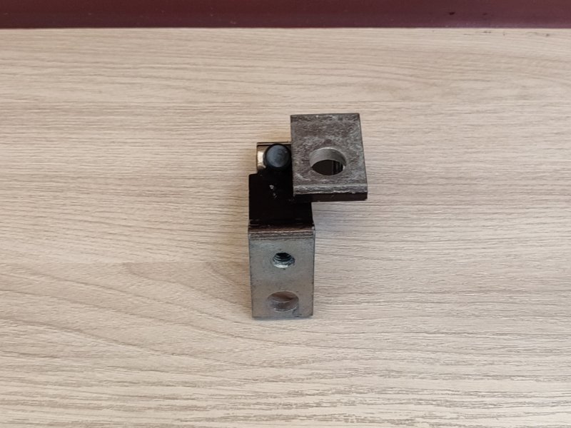 Петля двери