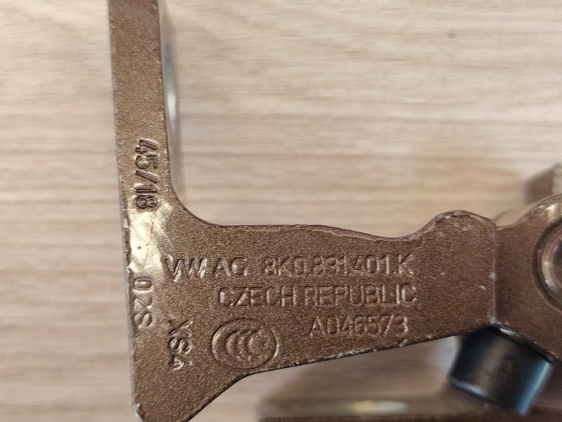 Петля двери