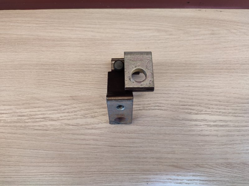 Петля двери