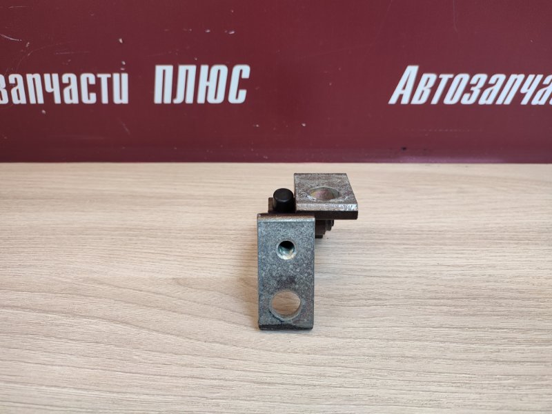 Петля двери