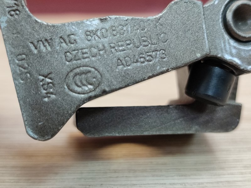 Петля двери