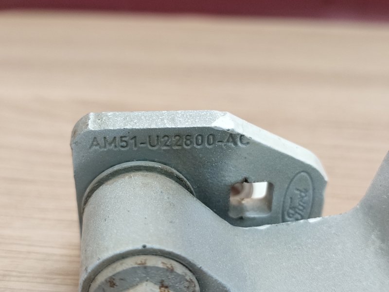 Петля двери