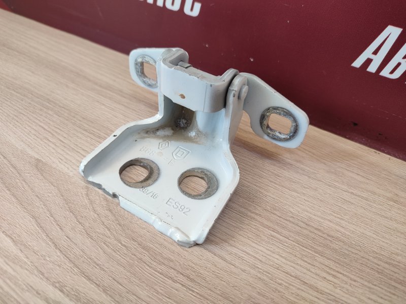 Петля двери