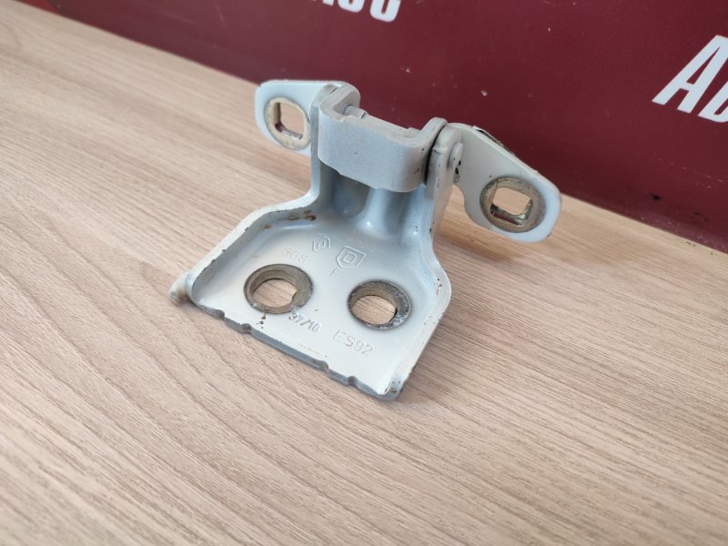 Петля двери