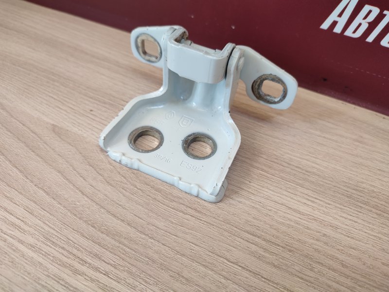 Петля двери