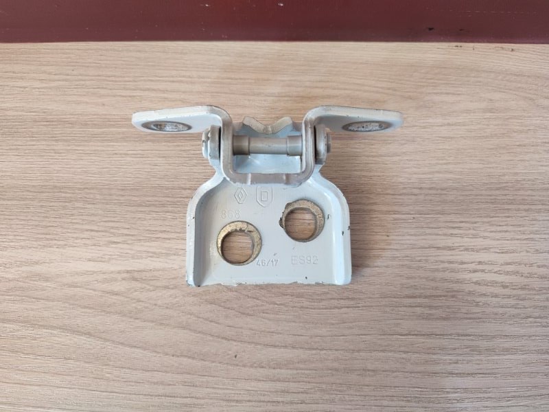 Петля двери