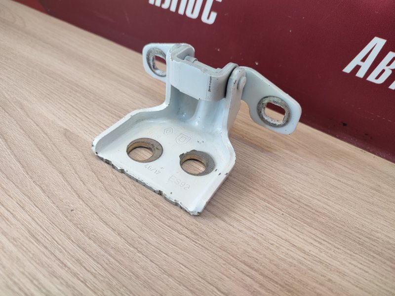 Петля двери