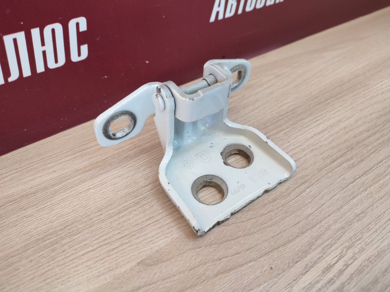 Петля двери