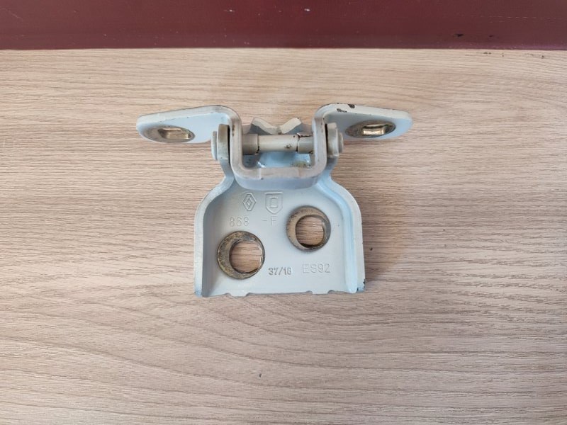 Петля двери