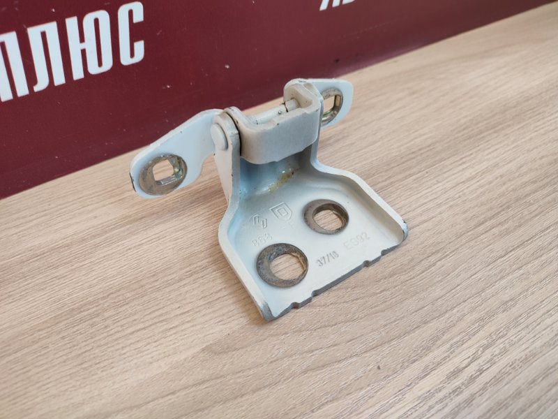 Петля двери