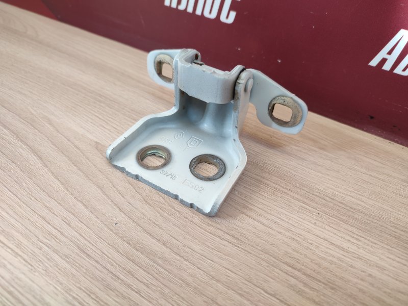 Петля двери