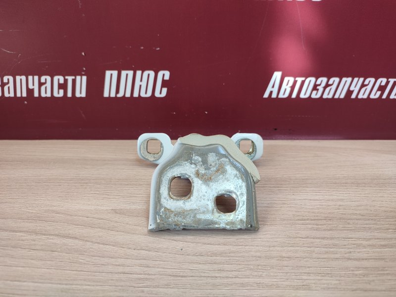 Петля двери