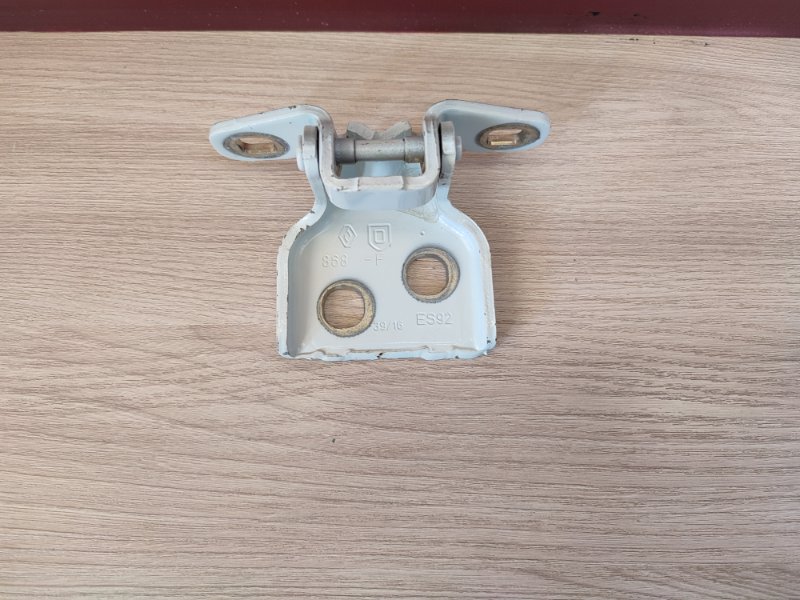 Петля двери