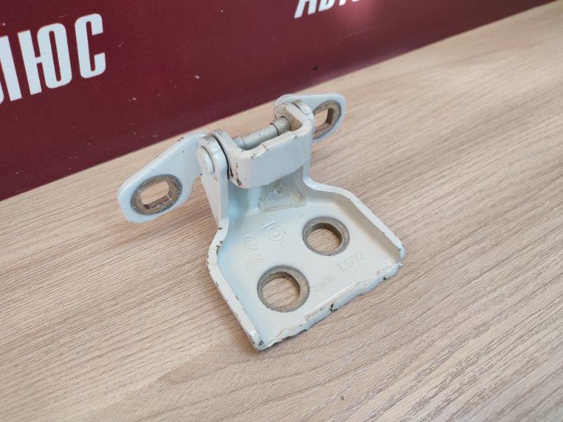 Петля двери