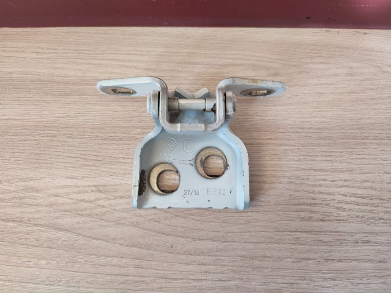 Петля двери