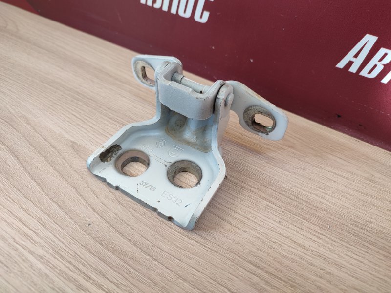 Петля двери