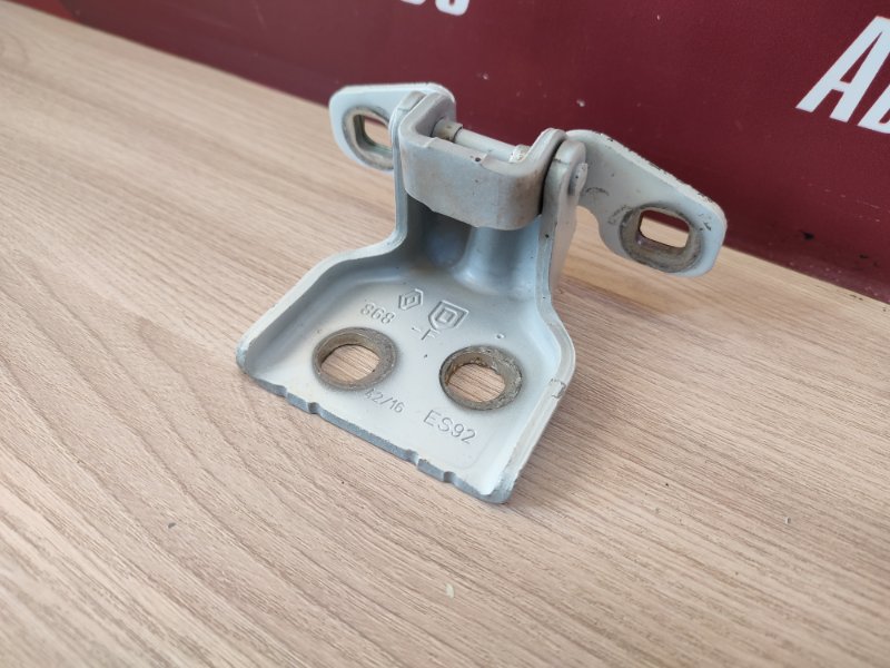 Петля двери