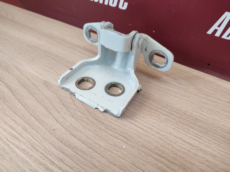 Петля двери