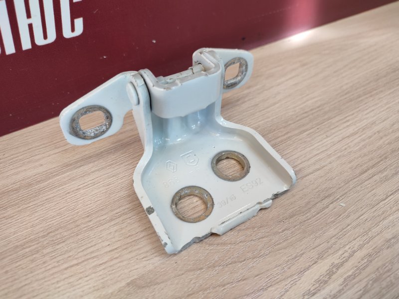 Петля двери