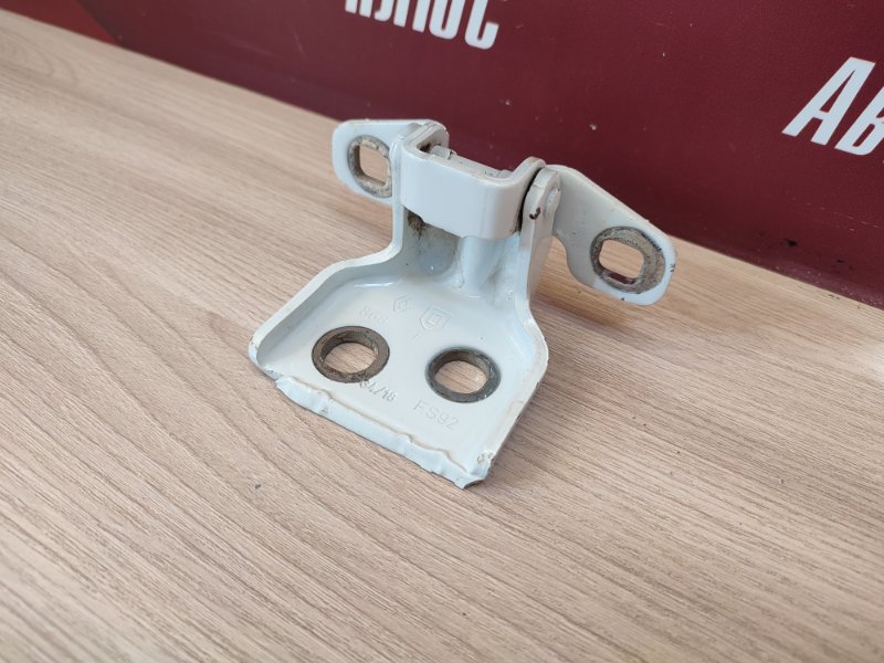 Петля двери