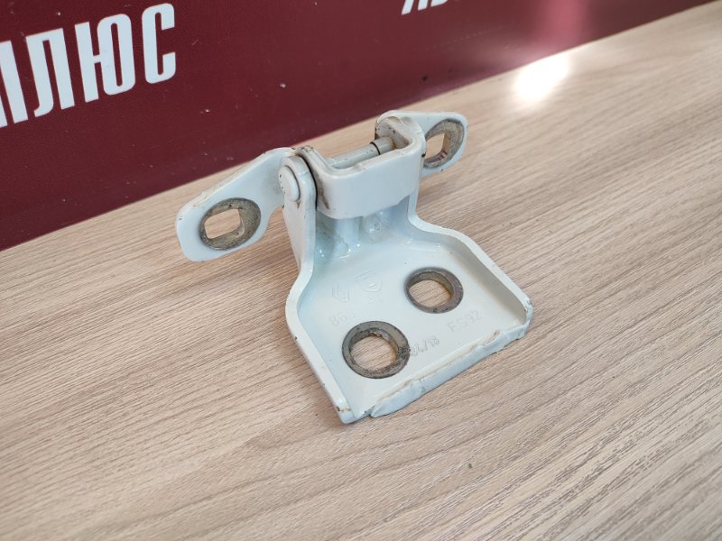 Петля двери