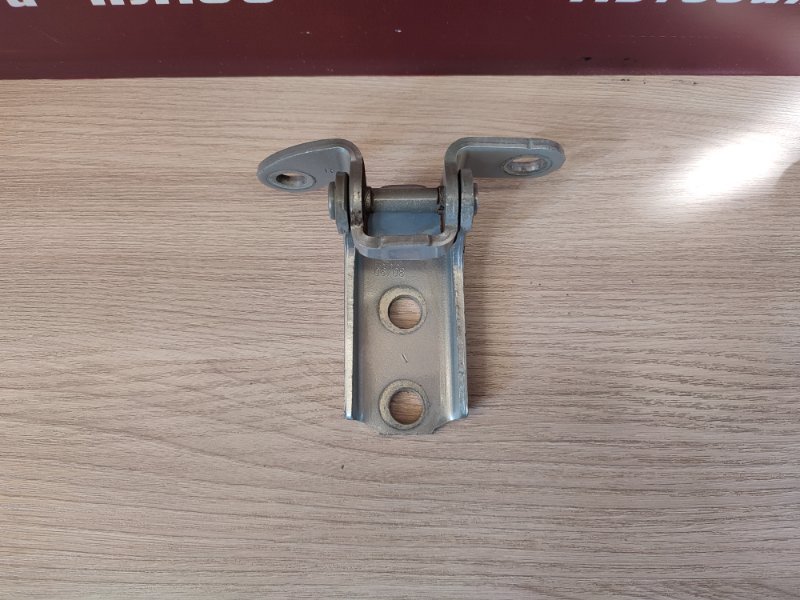 Петля двери