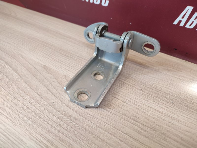 Петля двери