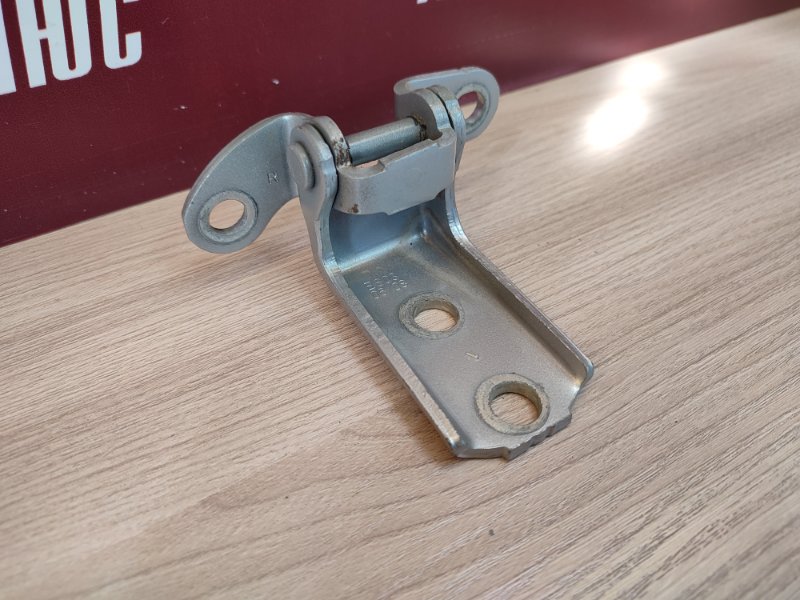 Петля двери