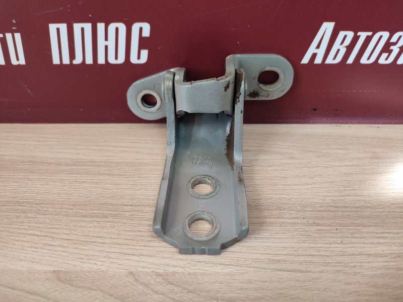 Петля двери