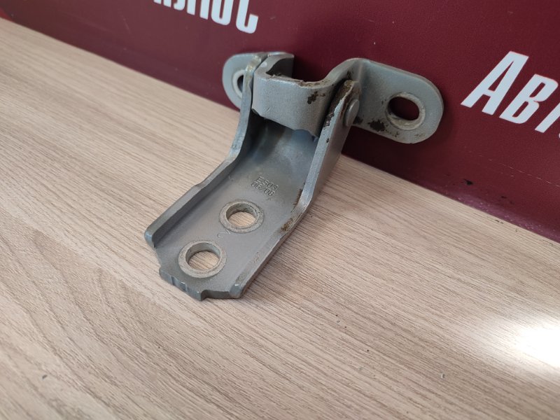 Петля двери