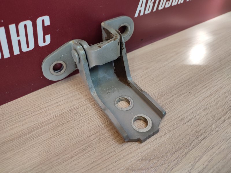 Петля двери