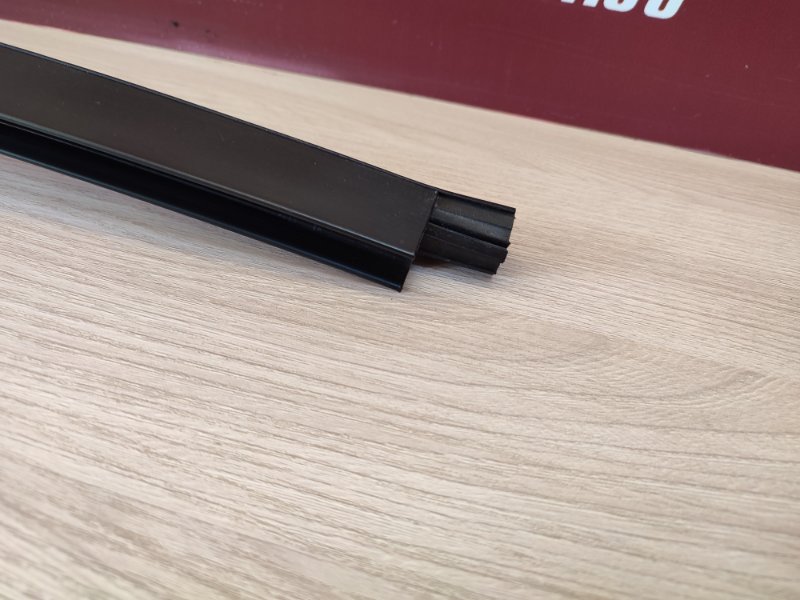 Направляющая стекла     двери